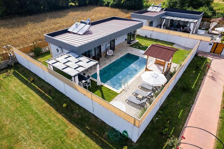 Villa Kiralama Sürecinde Karar Vermenizi Kolaylaştıracak 10 Kritik Nokta