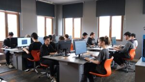 Neden Erdem Yazılım Lisesi? Geleceğin Bilişim Uzmanlarını Yetiştiren Yenilikçi Eğitim Modeli