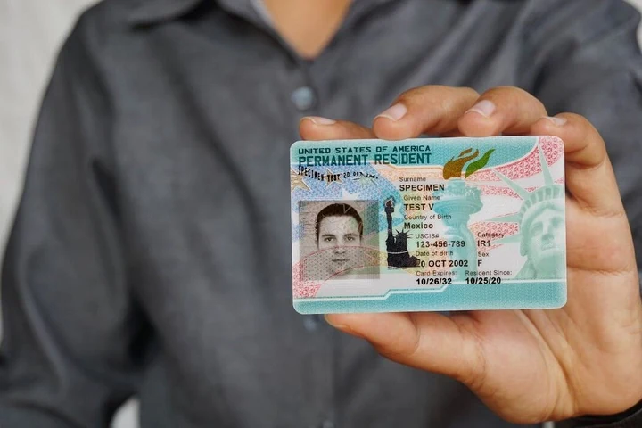 Green Card Başvurusu Yapmadan Önce Bilmeniz Gerekenler 1 Green Card Nedir ve ABD Kalıcı Oturum İzni Hangi Hakları Sağlar?